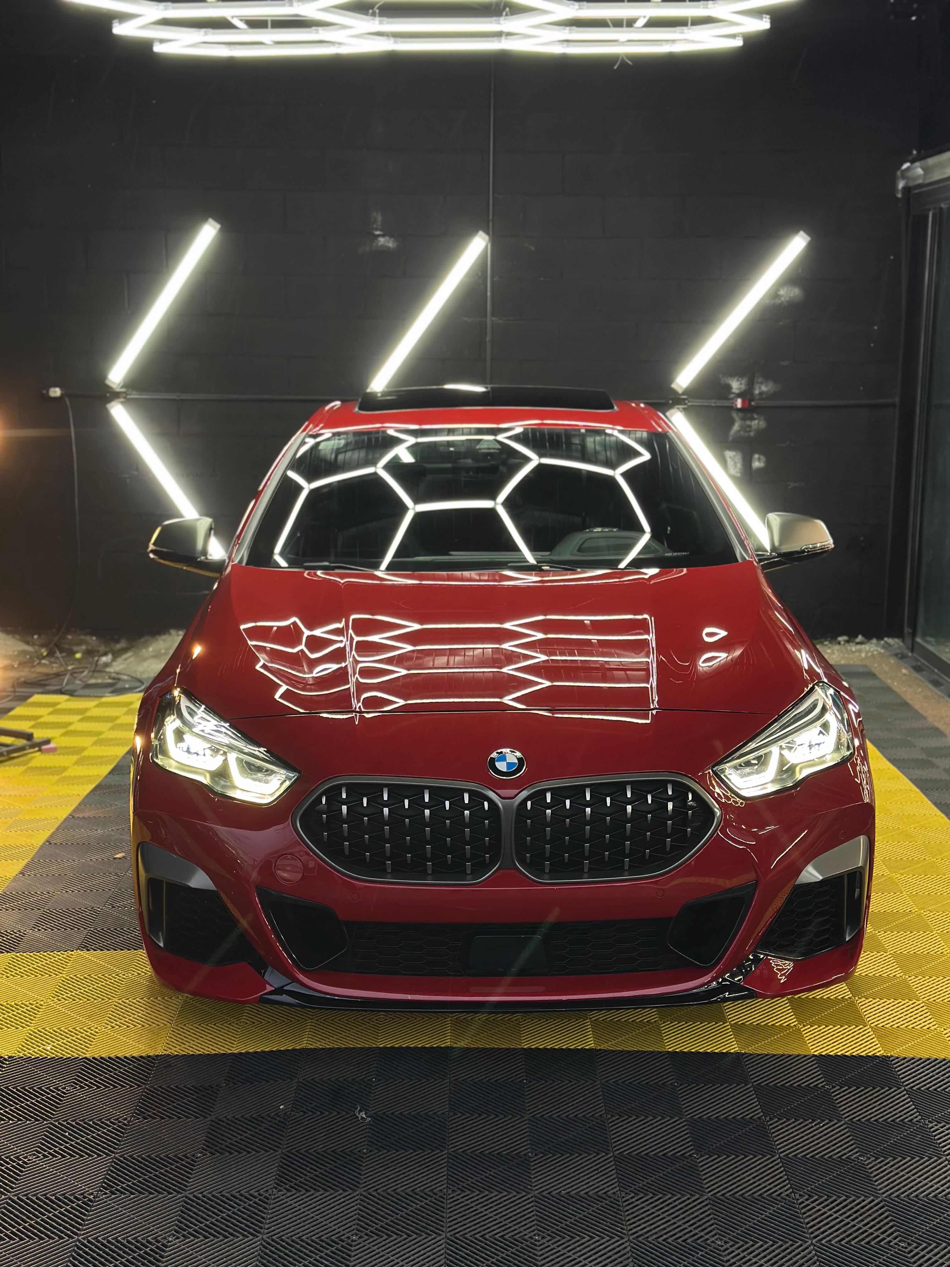 BMW com acabamento automotivo detalhado