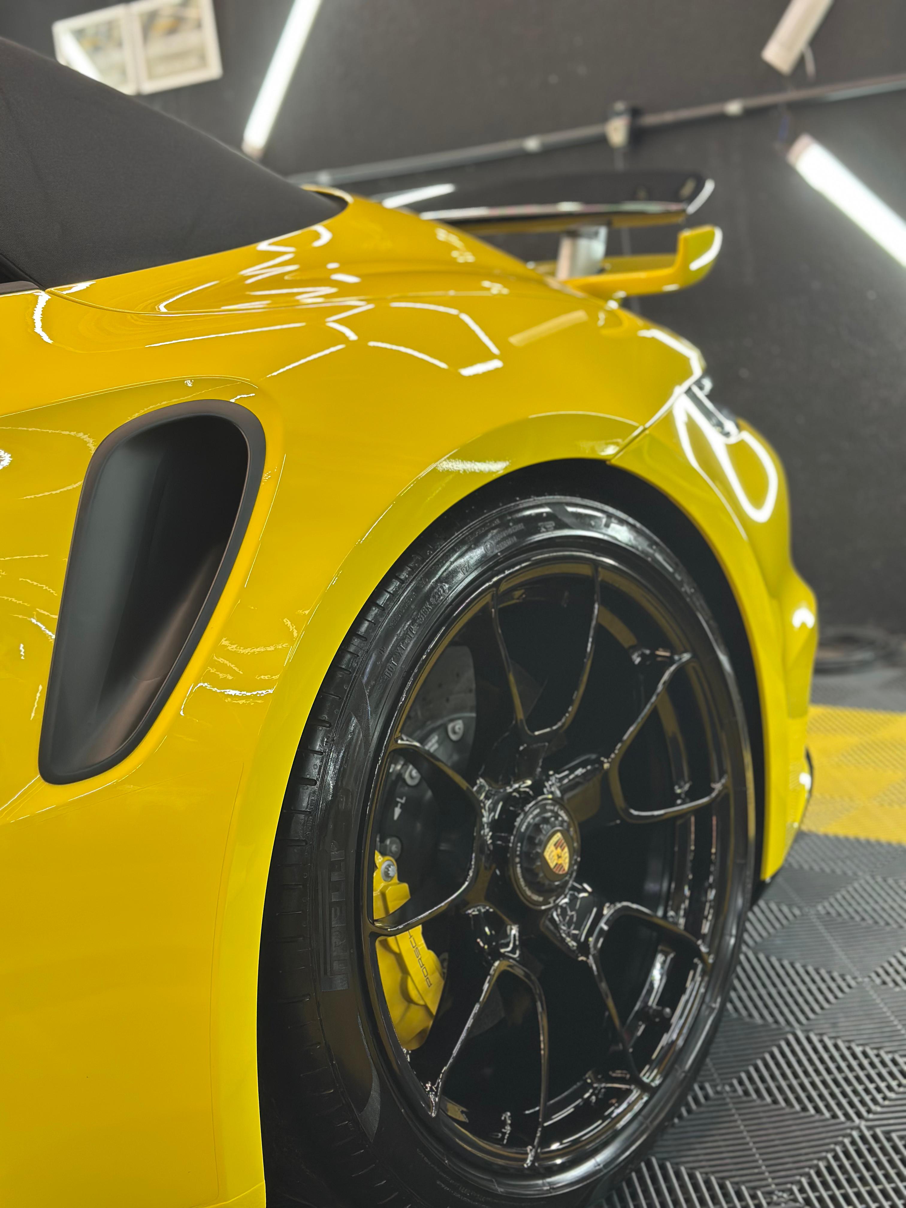 Porsche com acabamento automotivo detalhado